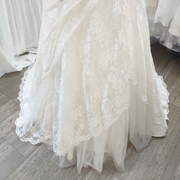 David's Bridal size 4 Wedding Dress With Corset - Picture 6 of 14